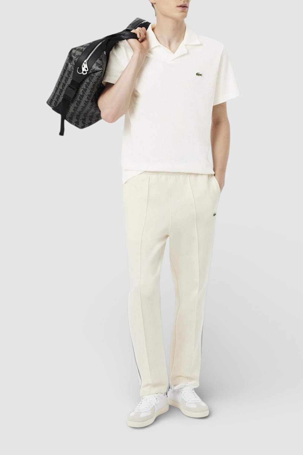 תמונת כל הלוק של חולצת פולו